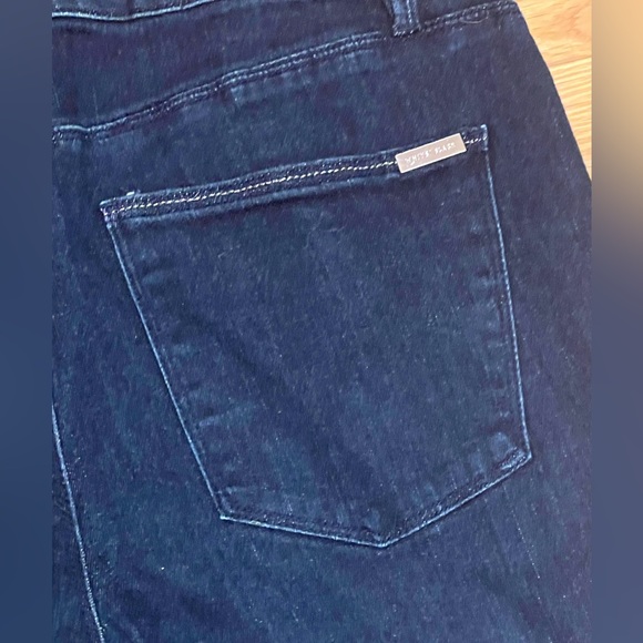 White House Black Market Slim Ankle Mid-Rise Jeans Gold Thread Rolled Cuffs Sz 8 - Picture 8 of 9